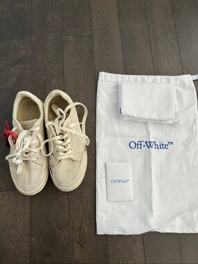 Off-White Cream Low-Top Sneakers with Red Tag